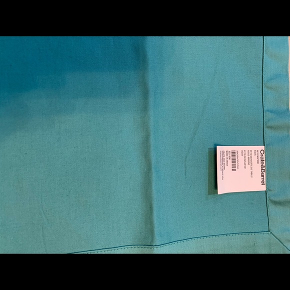 NEW Crate and Barrel 4 dinner napkins - Picture 5 of 6